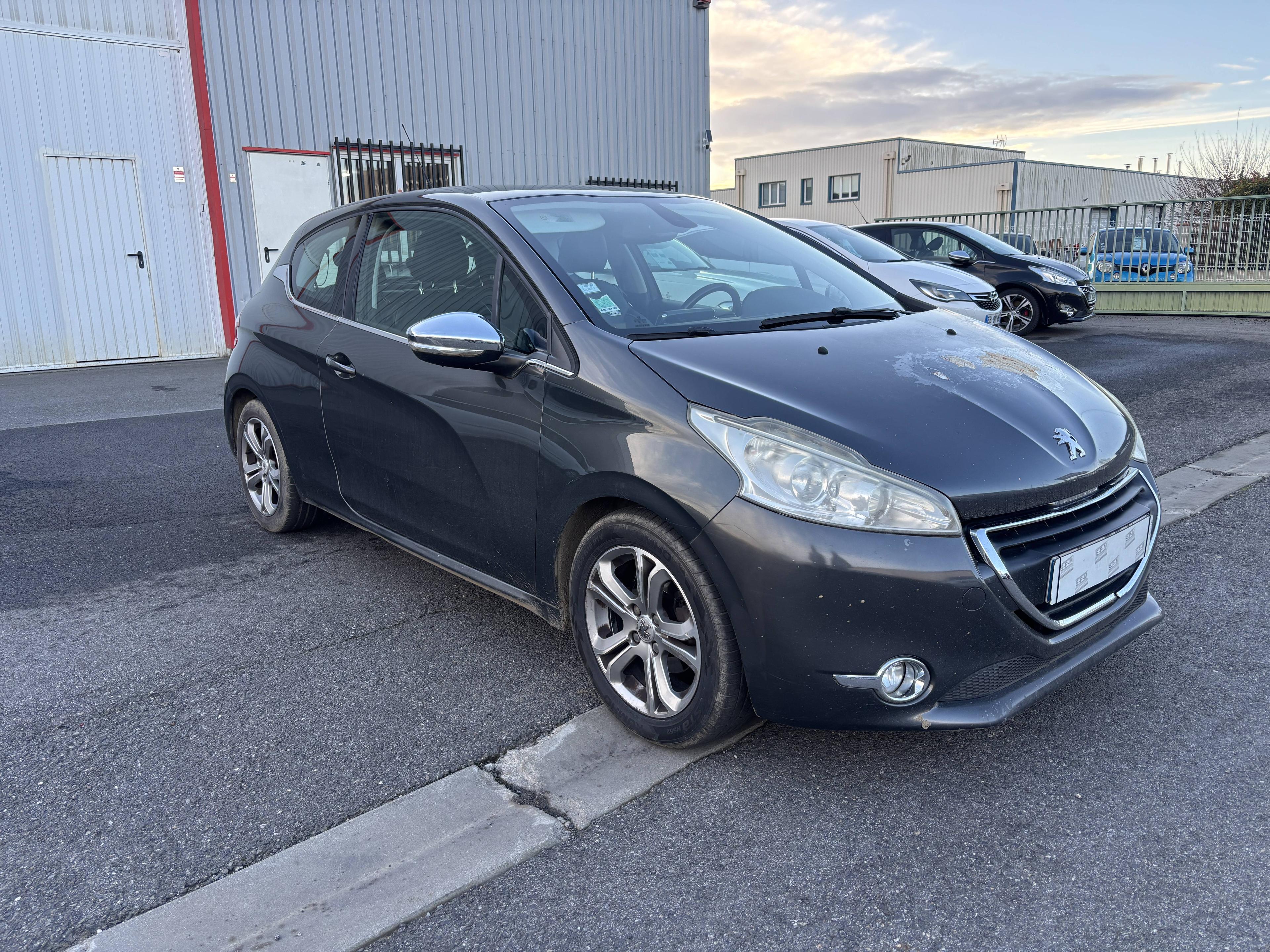 PEUGEOT 208