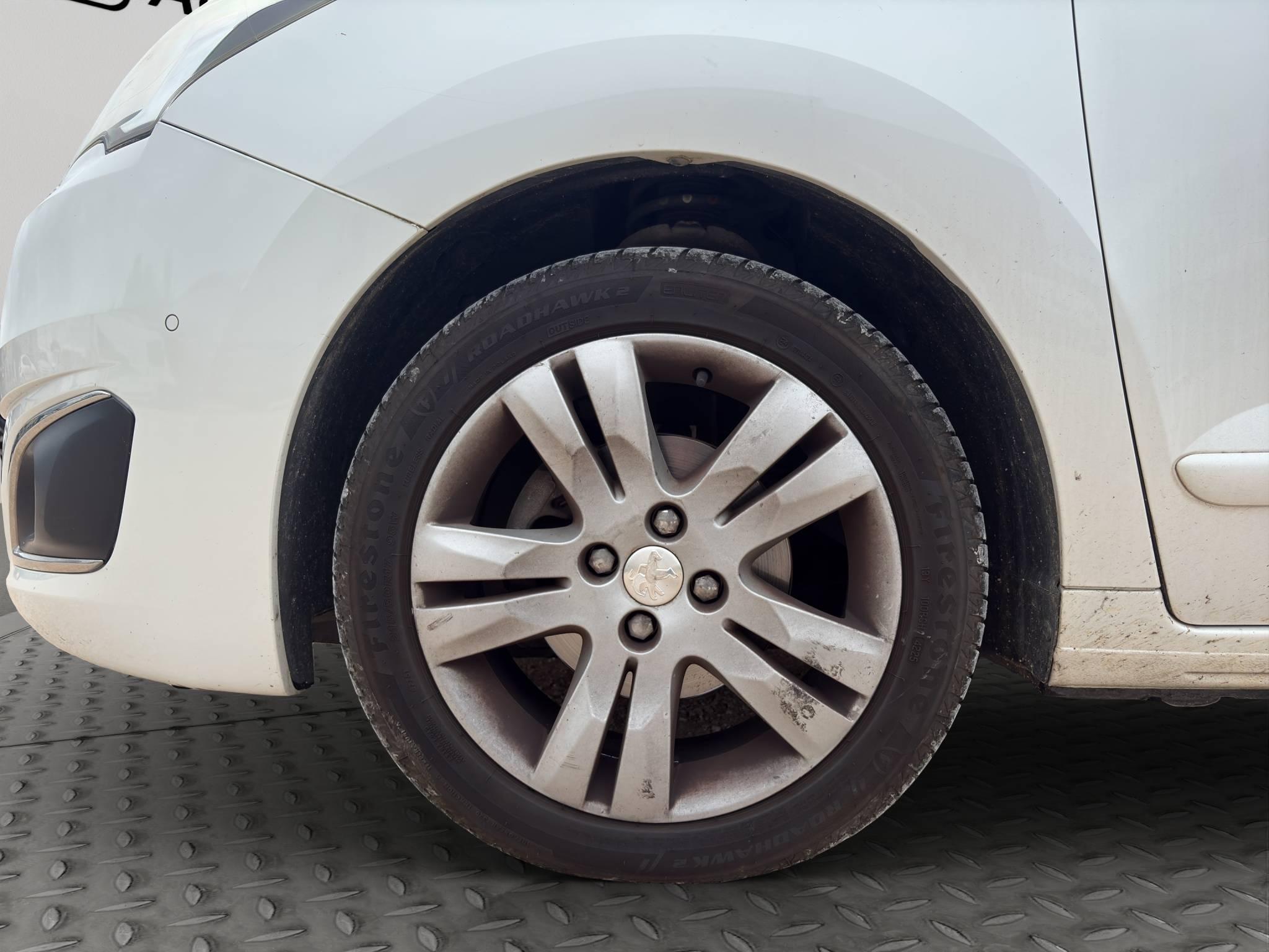 PEUGEOT 5008