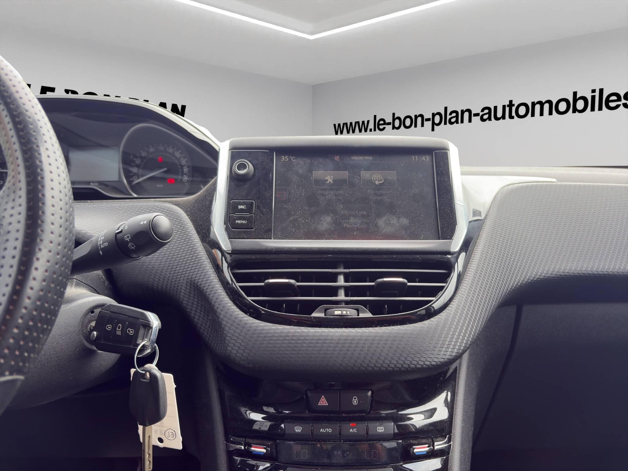 PEUGEOT 208